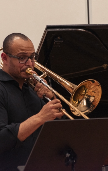 Trombonista José Milton tocando.