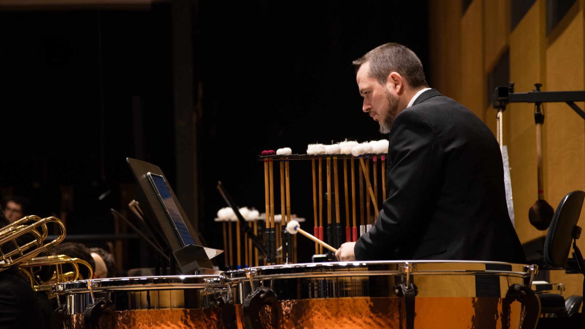 Imagem do timpanista da OSPA, Douglas Gutjahr, na sala sinf&ocirc;nica da casa da ospa