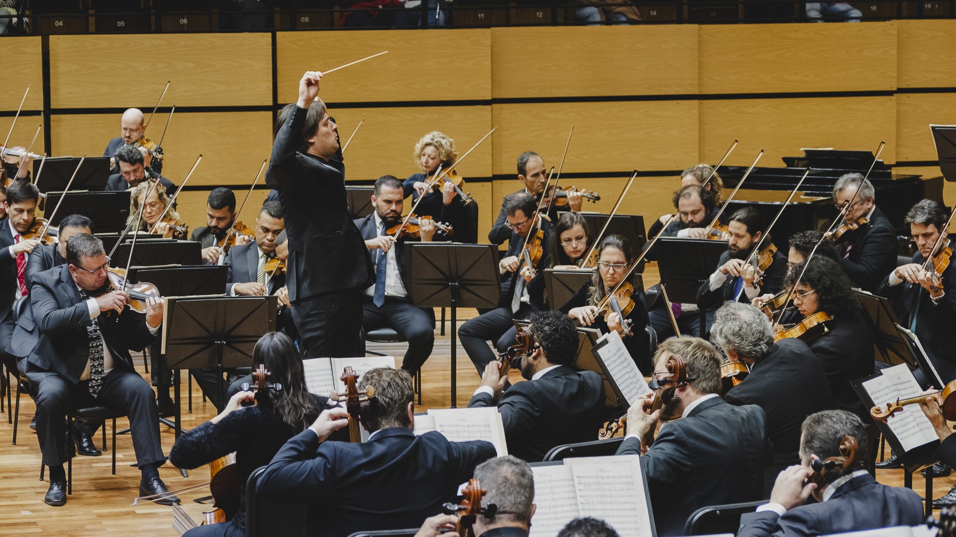 Maestro Michael Repper rege a OSPA no concerto "Shostakovich IX", de agosto de 2023 
