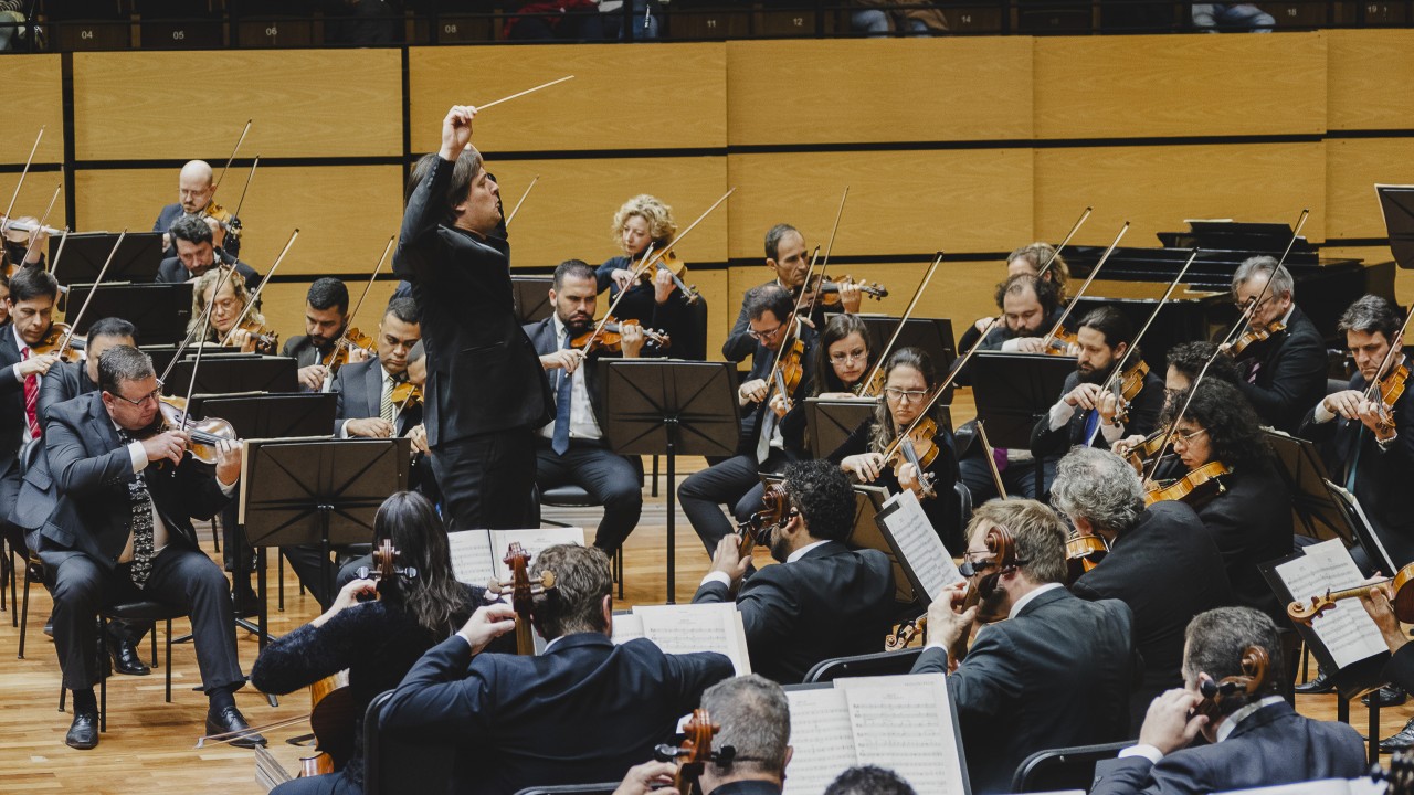 Maestro Michael Repper rege a OSPA no concerto "Shostakovich IX", de agosto de 2023 
